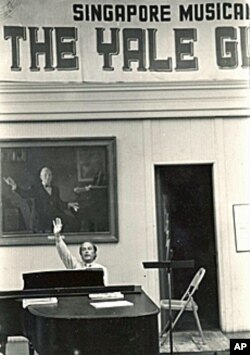 Fenno Heath, who conducted the Glee Club from 1953 until 1992, in front of a portrait of his predecessor, Marshall Bartholomew.