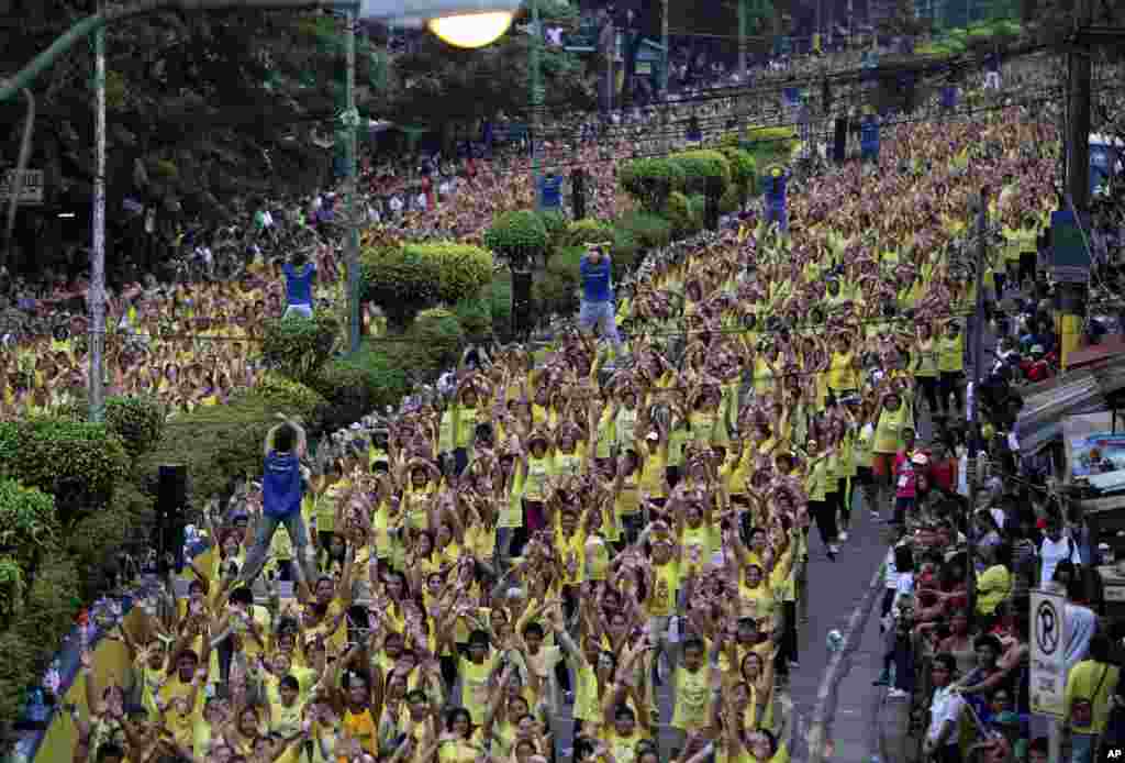 Warga Filipina mengikuti gerakan Zumba ketika mencoba memecahkan rekor dunia Guinness di pinggiran kota Mandaluyong, Manila timur, Filipina. Perwakilan Guinness Alan Pixley mengumumkan bahwa kota Mandaluyong kini mencatat rekor dunia baru untuk kelas Zumba terbesar dengan jumlah peserta 12.975 orang.