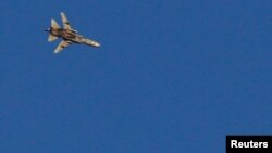 Un avion survolant le territoire syrien, prés de la frontière avec Israël, le 23 juillet 2018.