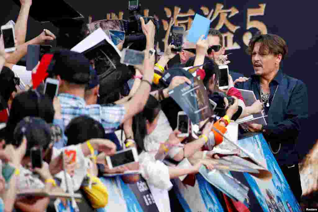 美国演员约翰尼&middot;德普 （Johnny Depp） 在上海参加好莱坞电影巨制《加勒比海盗５：死无对证》（ &quot;Pirates of the Caribbean: Dead Men Tell No Tales,&quot; ）的全球首映礼。影迷们热烈欢迎 （2017年5月11日）