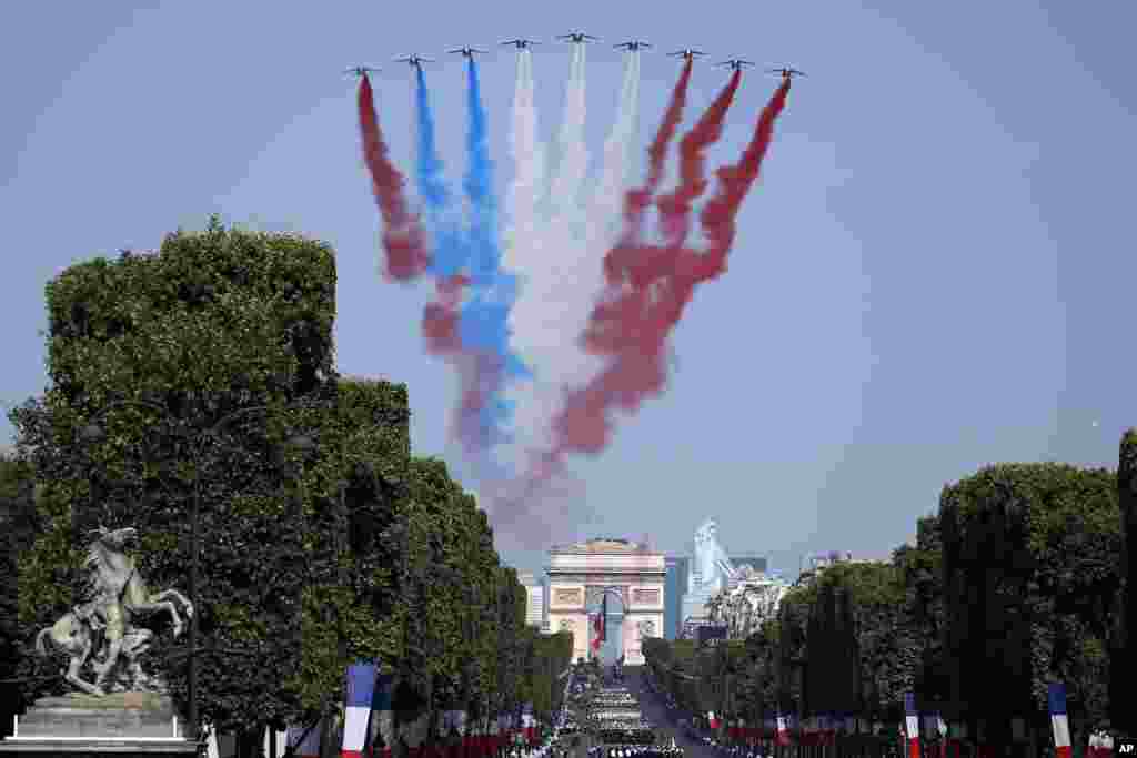 گاف نیروی هوایی فرانسه در روز ملی فرانسه جت&zwnj;ها قرار بود با دود پرچم فرانسه را به تصویر بکشند اما رنگ دود یکی از جت&zwnj;ها که قرار بود آبی باشد، قرمز بود. &nbsp;