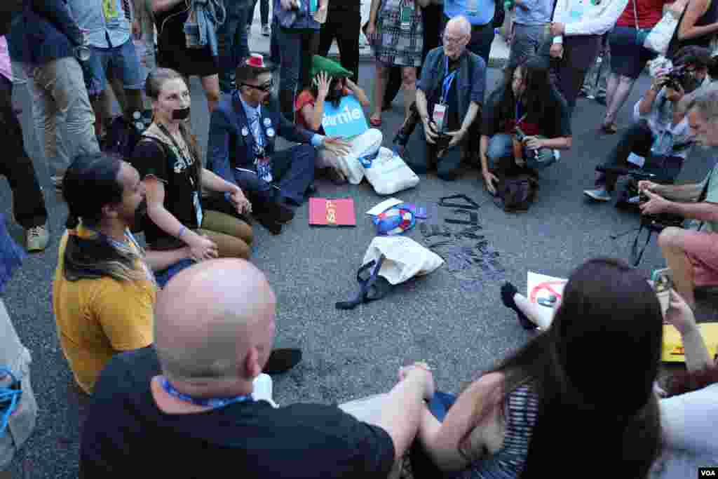 Bernie supporters continue their sit-in, July 26, 2016. (A. Shaker/VOA)