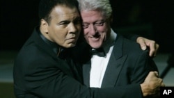 L'ancien boxeur Mohamed Ali tient l'ancien président Bill Clinton dans ces bras lors d'un dîner à Louisville le 19 novembre 2005.