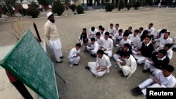 د صحت صوبايي محکمې چارواکي وايي چې په دې اړه يي ټول انتظامات مکمل کړيدي په کوم يو سکول کې چې د کرونا وايرس ټسټ مثبت راشي نو هغه به تړلې کېږي او د اېس او پيز مطابق به هغه سيمه کې لاک ډاون لګولې شي