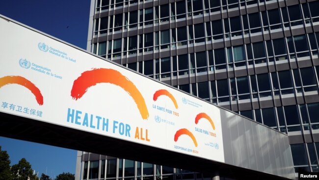 位于日内瓦的世界卫生组织总部大楼前在世界卫生大会期间树立的广告牌。（2020年5月18日）