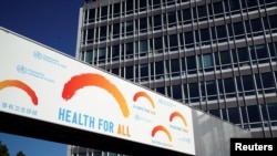位於日內瓦的世界衛生組織總部大樓前在世界衛生大會期間樹立的廣告牌。 （2020年5月18日）