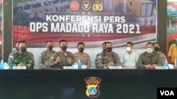 Penanggung jawab Komando Operasi Satgas Madago Raya, Irjen Pol Rudi Sufahriadi memberikan keterangan Pers di Polres Parimo, Sulawesi Tengah. Minggu, (19/9/2021) (VOA/Yoanes Litha).