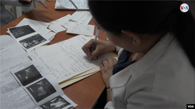 Enfermeros entrevistados por la VOA en Venezuela reportan escasez de guantes y mascarillas en sus hospitales y temor en su gremio por el riesgo de contagio. [Foto: Gustavo Ocando Alex]