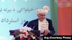محمد اشرف غنی، رئیس جمهور افغانستان، حین سخنرانی در قصر دارالامان در ۹۹ مین سالروز استرداد استقلال افغانستان 