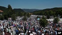 Hiljade ljudi okupljene u memorijalnom centru Potočari blizu Srebrenice, 150 km severoistočno od Sarajeva. 