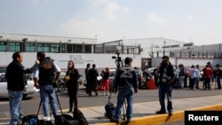 En la foto de archivo periodistas, fotógrafos y camarógrafos de televisión son vistos durante una cobertura en Guatemala.