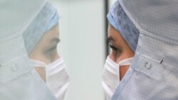 Seorang petugas kesehatan menyiapkan obat di ruangan steril di salah satu rumah sakit di Belgia, pada 16 Juni 2020. (Foto: Reuters/Yves Herman)