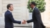 Le président français, Emmanuel Macron, à gauche, reçoit le président rwandais, Paul Kagame, au palais présidentiel de l'Elysée à Paris, le 23 mai 2018..