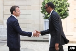 ARCHIVO - El presidente de Francia, Emmanuel Macron, a la izquierda, recibe al presidente de Ruanda, Paul Kagame, a su llegada al palacio presidencial del Elíseo en París, el 23 de mayo de 2018.