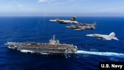 지난 20일 태평양에서 미 해군 핵추진 항공모함 칼빈슨 호 위로 미 해군과 해병대 소속 전투기들이 편대비행을 하고 있다. (자료사진)