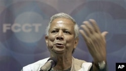 Nobel Peace laureate and a 2009 recipient of the Presidential Medal of Freedom from U.S. President Barack Obama, Mohammad Yunus speaks at the Foreign Correspondents Club, in Bangkok, Thailand, August 19, 2009 (file photo)