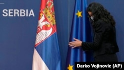 Arhiva - Zastave Republike Srbije i Evropske unije.