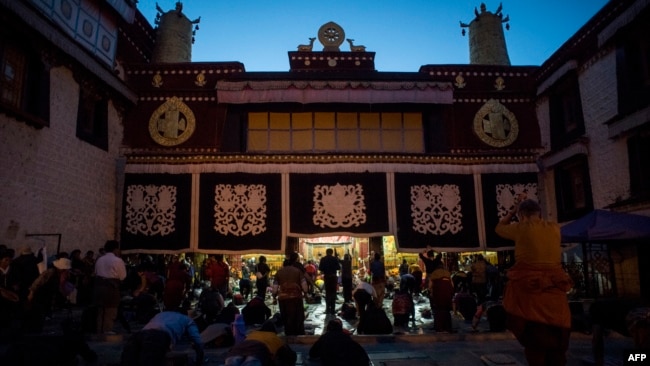 拉萨大昭寺外面的朝圣者（2016年9月10日）