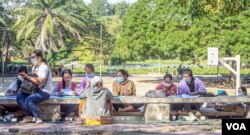 សិស្សដែលទើបនឹងជាប់សញ្ញាបត្រមធ្យមសិក្សាទុតិយភូមិដោយស្វ័យប្រវត្តិ ស្នើសុំដាកពាក្យរៀន និងដាក់ពាក្យប្រឡងអាហារូបករណ៍នៅសាកលវិទ្យាល័យភូមិន្ទភ្នំពេញ នៅថ្ងៃទី១១ ខែមករា ឆ្នាំ២០២១។ (ខាន់ សុគុំមនោ/វីអូអេ)