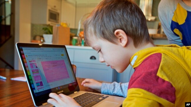 Một học sinh lớp 1 ở bang Oregon học trên mạng.