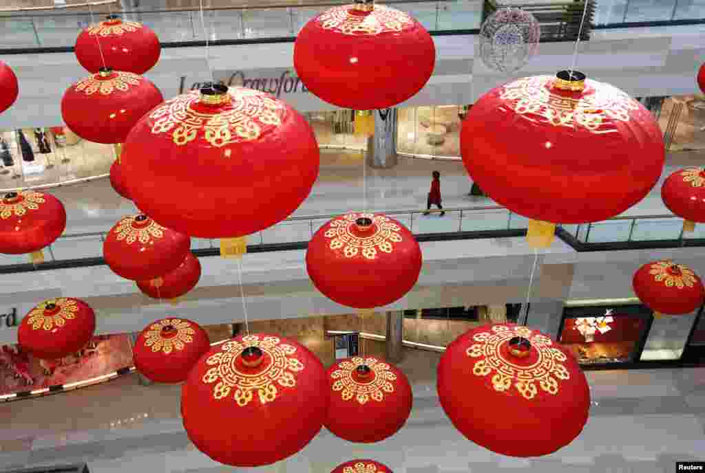 Dekorasi lentera besar terlihat di sebuah pusat perbelanjaan di Beijing, Cina.