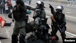防爆警察在星期天（9月29日）的抗议活动中制服一名抗议者。路透社
