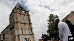 Warga Muslim Perancis berdoa mengheningkan cipta di depan memorial di Gereja Saint Etienne di Saint-Etienne-du-Rouvray, Normandia, Perancis (29/7). (AP/Francois Mori)