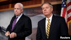 Los senadores John McCain y Lindsey Graham buscarán acuerdos con el presidente Obama. 