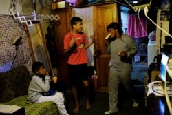 Seorang Ibu bersama dua anaknya yang tinggal di kawasan kumuh (favela) di Sao Paulo, Brazil. Hampir 14 juta warga Brazil bermukim di lebih dari enam ribu favela yang tersebar di berbagai kota besar.