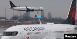 Boeing 737 MAX 8 yang dioperasikan Air Canada mendarat di Bandara Internasional Toronto setelah terbang dari San Francisco. Tampak Boeing 737 MAX 8 lainnya terparkir di Toronto, Ontario, Kanada, 13 Maret 2019.