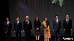 日本首相安倍晋三与东南亚领导人在马尼拉举行的东盟峰会上合影。(2017年11月13日)
