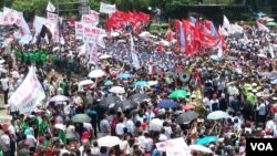 Thousands waited to greet the incoming Indonesian President Joko Widodo and incoming Vice PresidentJusuf Kalla, Oct. 20, 2014. (Iris Gera /VOA)