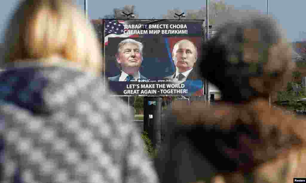 몬테네그로 다닐로프그라드에 도널드 트럼프 미국 대통령 당선인(왼쪽)과 블라디미르 푸틴 러시아 대통령의 얼굴을 담은 옥외광고판이 걸렸다. '함께 다시 위대한 세상을 만들자'는 문구가 써있다.