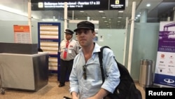 El periodista argentino Damián Pachter, espera en el aeropuerto argentino el vuelo que lo sacaría de Argentina.