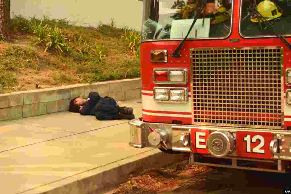 آگ بجھانے کا کام مسلسل جاری ہے جس کے باعث امدادی کارکنوں کو آرام کا موقع نہیں مل پاتا۔