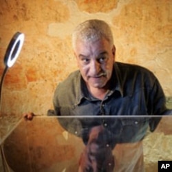 Egypt's antiquities chief Zahi Hawass speaks at the moving of the linen-wrapped mummy of King Tut from his stone sarcophagus in his underground tomb in the famed Valley of the Kings in Luxor, 04 Nov 2007