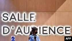 Una oficial francesa monta guardia fuera de la sala de audiencias temporal preparada para el juicio de los acusados de los ataques de París de noviembre de 2015 en el Palais de Justice de París, en los primeros días de los procedimientos el 8 de septiembre de 2021.