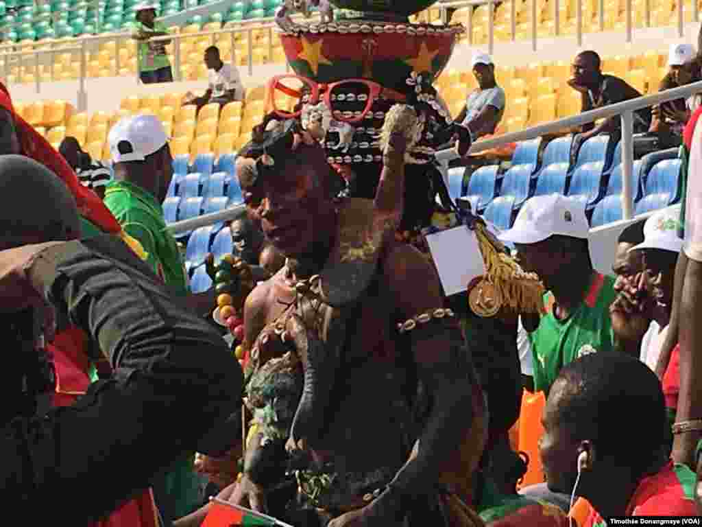 Des fans burkinabé en costume traditionnel au stade de l’Amitié, à Libreville, Gabon, 28 janvier 2017. (VOA/Timothée Donangmaye)