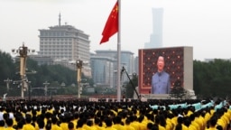 2021年7月1日天安门广场大屏幕上显示的中国国家主席习近平 （路透社）