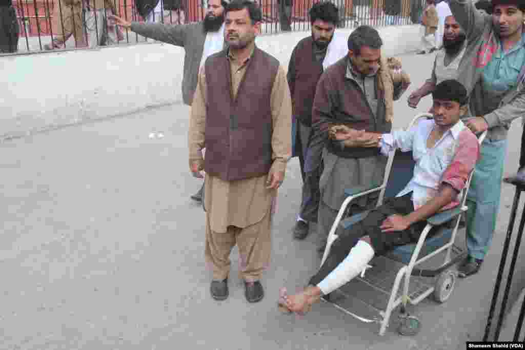 The attack on the school Tuesday morning in Peshawar killed at least 140 children and adults, Peshawar, Pakistan, Dec. 16, 2014. (VOA)
