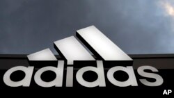 Logo Adidas, perusahaan perangkat olahraga yang bermarkas di Jerman (foto: dok). 