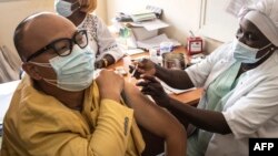 Un homme se fait vacciner contre Covid-19 à la clinique Ngor de Dakar, le 2 avril 2021.