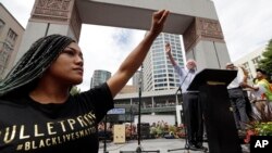 Mara Jacqueline Willaford Black Lives Matter untuk kota Seattle, kiri, mengepalkan tangannya saat kandidat capres AS dari Partai Demokrat Bernie Sanders, menyapa peserta saat kampanye di tengah kota Seattle, Washington, Agustus 2015.