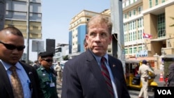 US Ambassador to Cambodia, W. Patrick Murphy, leaves Phnom Penh Municipal Court after joining Kem Sokha trial for 15 minutes in Phnom Penh, Cambodia, Thursday, March 12th, 2020. (Malis Tum/VOA Khmer)