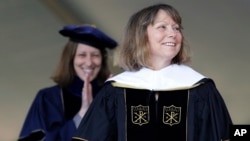 Jill Abramson (depan), yang baru saja dipecat oleh harian The New York Times menerima gelar Doktor kehormatan dari Universitas Wake Forest, AS (19/5).