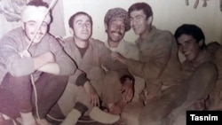 نسیم افغان (نفر وسط) با سربازان بسیجی ایران