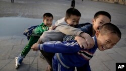 지난 10월 북한 평양의 김일성광장에서 아이들이 롤러브레이드를 타고 있다. (자료사진)