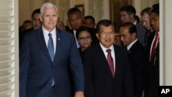 U.S. Vice President Mike Pence, left, walks with his Indonesian counterpart Jusuf Kalla, right, after their meeting in Jakarta, Indonesia, April 20, 2017. 