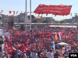 Thousands of people fill Istanbul's Taksim Square during an opposition rally July 24, 2016, condemning the failed coup attempt. Turkish President Tayyip Erdogan's supporters were also invited to join as a sign of unity. (L. Ramirez/VOA)
