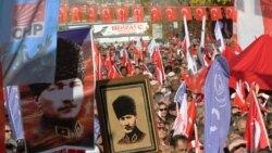 Para pendukung Partai Republik Rakyat Turki membawa poster yang berisi wajah Mustafa Kemal Ataturk dalam sebuah aksi unjuk rasa di Ankara untuk memperingati hari jadi negara tersebut yang ke-90 pada 29 Oktober 2013. (Foto: AP/Burhan Ozbilici)